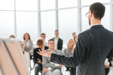 İş adamı konferans odasında rapor veriyor.