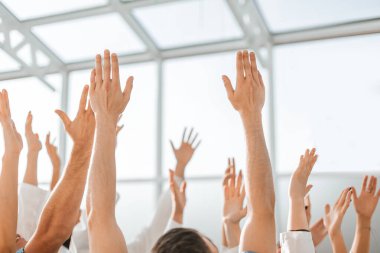 Kapat. Profesyonel doktorlardan oluşan mutlu ekip ellerini kaldırsın.