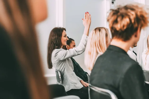 Mujer joven hace una pregunta durante un seminario —  Fotos de Stock