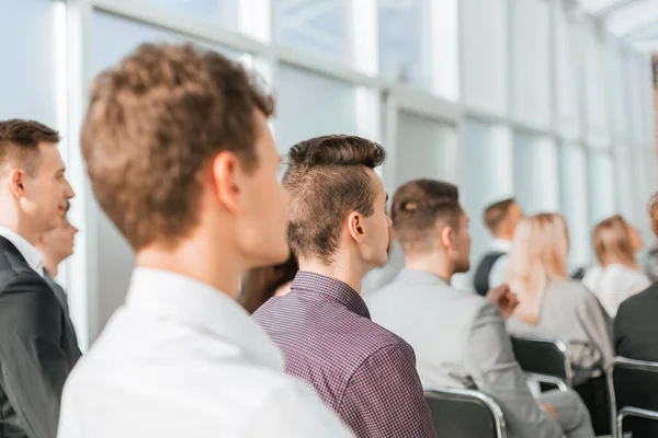 Jóvenes que escuchan al ponente en el seminario empresarial — Foto de Stock