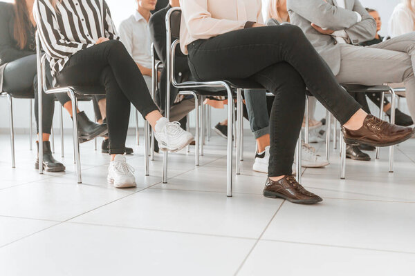 обрезанный имидж группы сотрудников, сидящих на конференции r