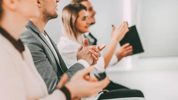 Nahaufnahme. Gruppe von Geschäftsleuten applaudiert gemeinsam. — Stockfoto