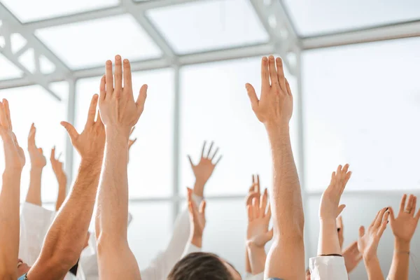 Doe dicht. gelukkig team van medische professionals met handen omhoog — Stockfoto