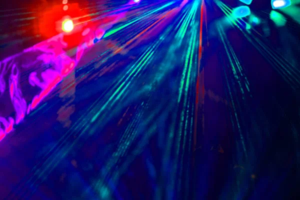 Disco de iluminação com feixes brilhantes de holofote, show a laser. — Fotografia de Stock