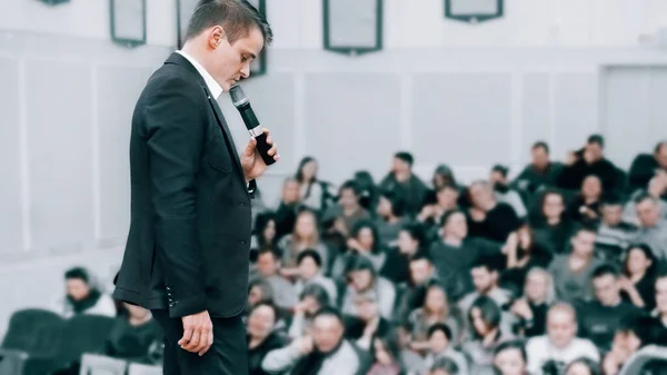 Orador responde a las preguntas de los periodistas durante la sesión informativa — Foto de Stock