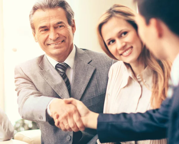 Zakenmensen schudden elkaar de hand, ronden een vergadering af — Stockfoto