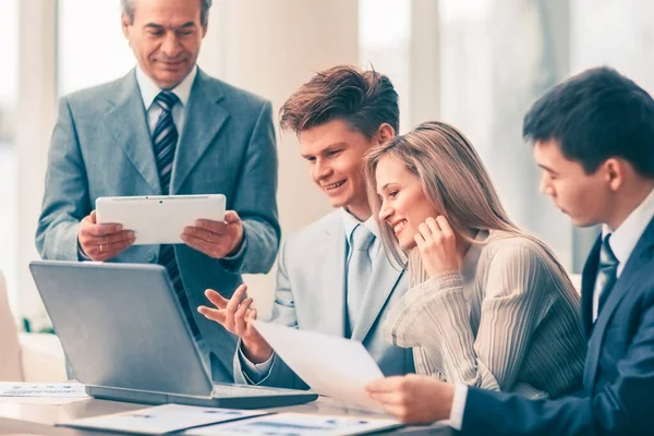 Succesvol business team bespreken van een plan van het bedrijf in het kantoor — Stockfoto