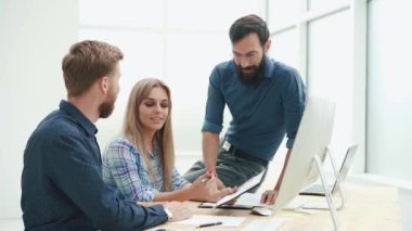 İşyerindeki bir çalışanla el sıkışıyor. .