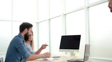 Ofiste iş konularını tartışan çalışanlar .