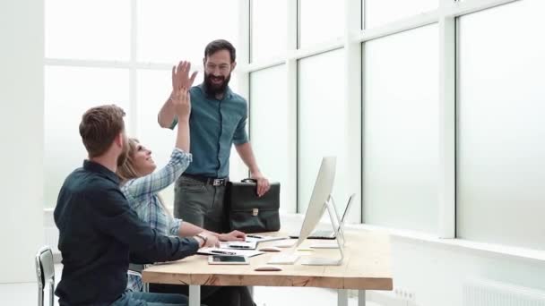 Project Manager saluta i dipendenti con un cinque. — Video Stock