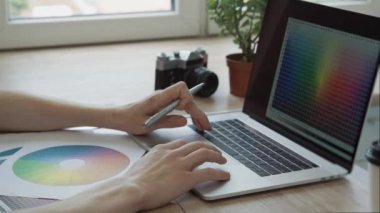 Moda tasarımcısı bir renk paletiyle çalışır .