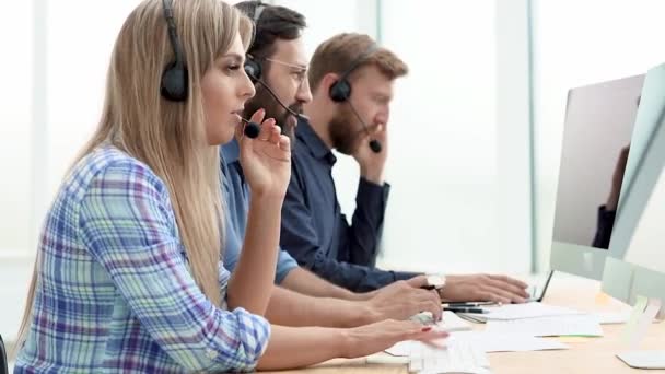 Call center operators in de headset adviseren van klanten online . — Stockvideo