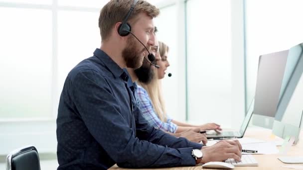 Szakmai call center üzemeltetők tanácsadás ügyfelek. üzleti koncepció. — Stock videók