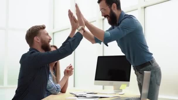 Lederen hilser de ansatte med high five og diskuterer de gode nyhetene . – stockvideo