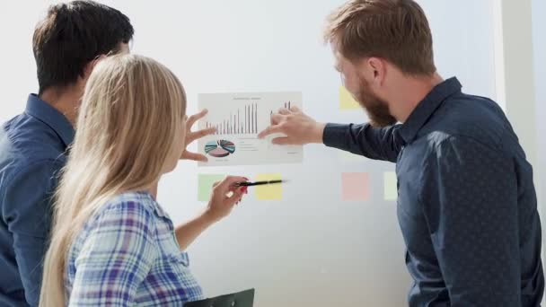 Equipo empresarial discutiendo el progreso en el desarrollo de un nuevo proyecto. — Vídeos de Stock