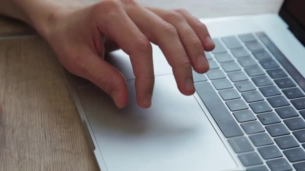 Человек, использующий тачпад своего ноутбука. люди и технологии. — стоковое видео