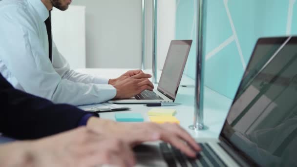 Fecha. funcionários trabalham em laptops em um escritório moderno . — Vídeo de Stock