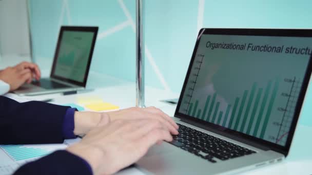 Бизнес-аналитик, использующий ноутбук для работы с бизнес-диаграммами . — стоковое видео