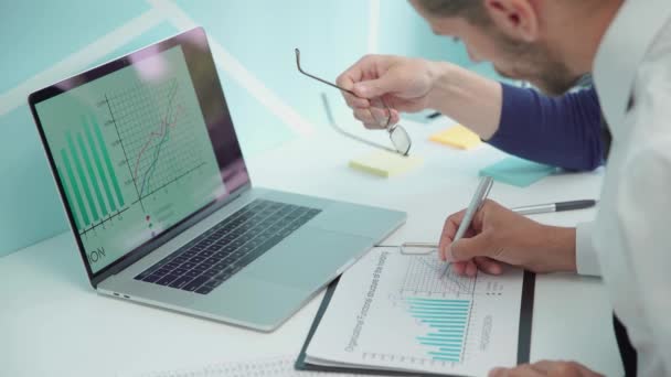 Uomo d'affari lavora con i grafici finanziari. concetto di business. — Video Stock