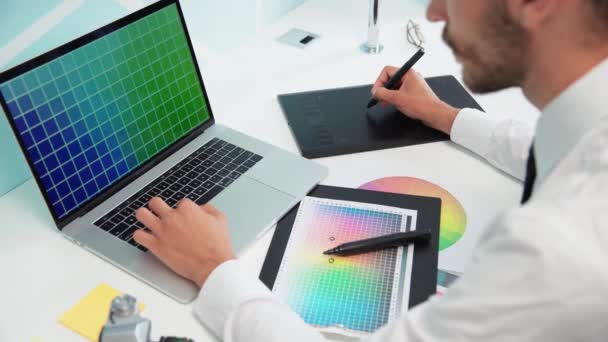 设计人员使用笔记本电脑和图形平板电脑来处理调色板. — 图库视频影像