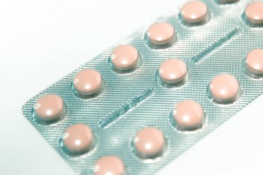 beyaz bir kağıt üzerinde tablet paketi.