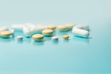 Kapat. Masada çeşitli tabletler var..