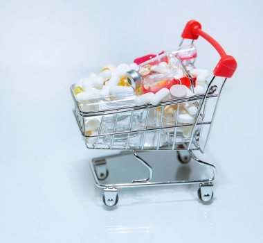 Üst Manzara. Çeşitli ilaçlarla dolu alışveriş arabası. .