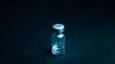 Kapat. Karanlık bir arka planda tıbbi ampul.