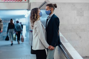 Birbirini seven bir çift metro tünelinde duruyor..