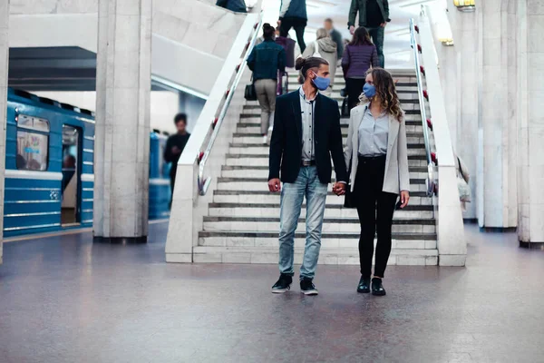 Casal apaixonado andando ao longo da plataforma do metrô . — Fotografia de Stock