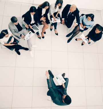 Üst Manzara. Proje Yöneticisi ve çalışma grubu mali verileri tartışıyor