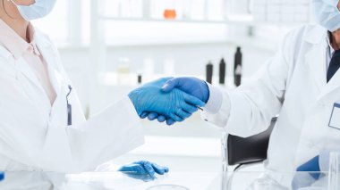 Kapat. Mikrobiyoloji bilimcileri el sıkışıyor. Bilim ve sağlık.