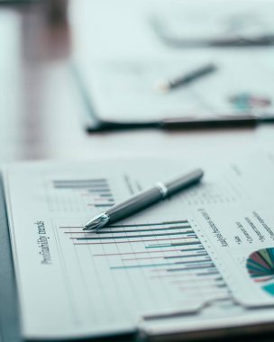 Kapat. Masaüstünde finans şeması ve kalem.