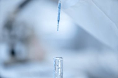 Kapat. Doktorun elinde aşı olan bir şırınganın monokrom görüntüsü. .