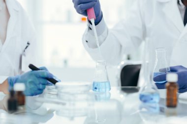 Kapat. Bilim adamları laboratuvarda araştırma yapıyorlar..