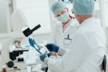 Eczacılar laboratuvarda yeni bir ilacı tartışıyor. .