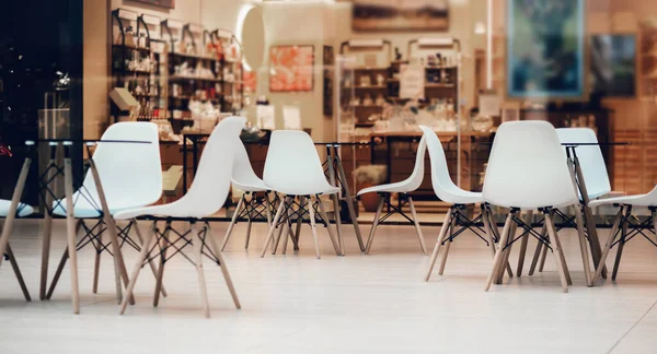 Muchas mesas vacías en la sala del restaurante — Foto de Stock