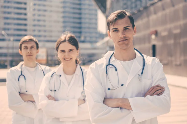 Grupo de profesionales médicos de pie en una calle de la ciudad. — Foto de Stock