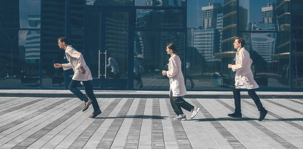 In vollem Wachstum. eine Gruppe medizinisches Personal, um zu helfen . — Stockfoto