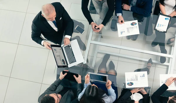 Бизнес-команда обсуждает финансовые данные на рабочей встрече — стоковое фото