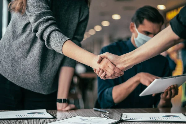 Jongeren schudden handen in het kantoor. — Stockfoto