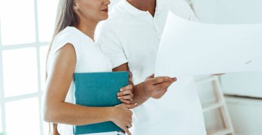 Genç çift yeni dairelerinin planını tartışıyor..