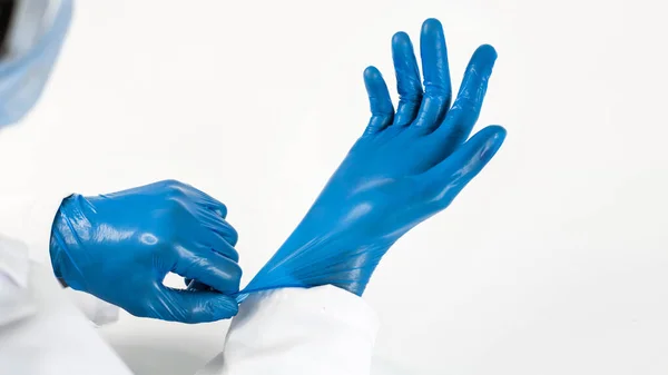 De cerca. doctor poniéndose guantes protectores. — Foto de Stock