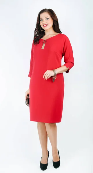 In volle groei. charmant vrouw model in stijlvolle rode jurk — Stockfoto