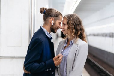 Metro istasyonunda bekleyen güzel bir çift..
