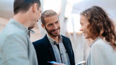 Bir grup genç metroda haberleri tartışıyor..