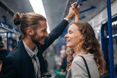 Metroda duran mutlu çift..