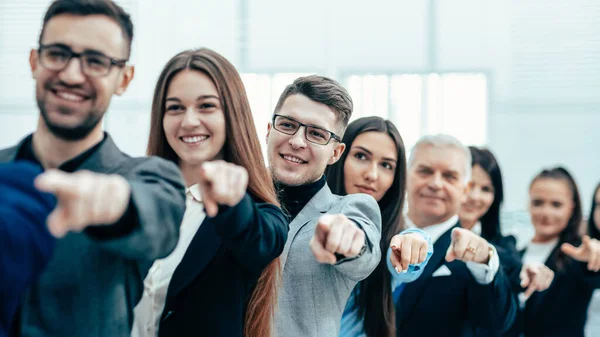 Grupo de empresarios diversos que señalan hacia adelante — Foto de Stock