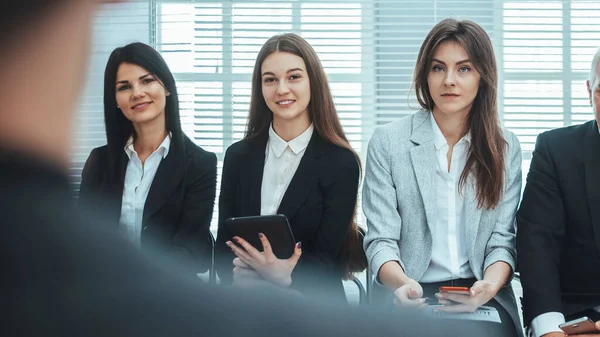 Gerente instruyendo al grupo de trabajo en la reunión. — Foto de Stock