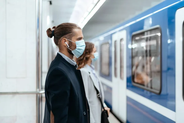 Passageiros do metrô de pé a uma distância segura na plataforma. — Fotografia de Stock